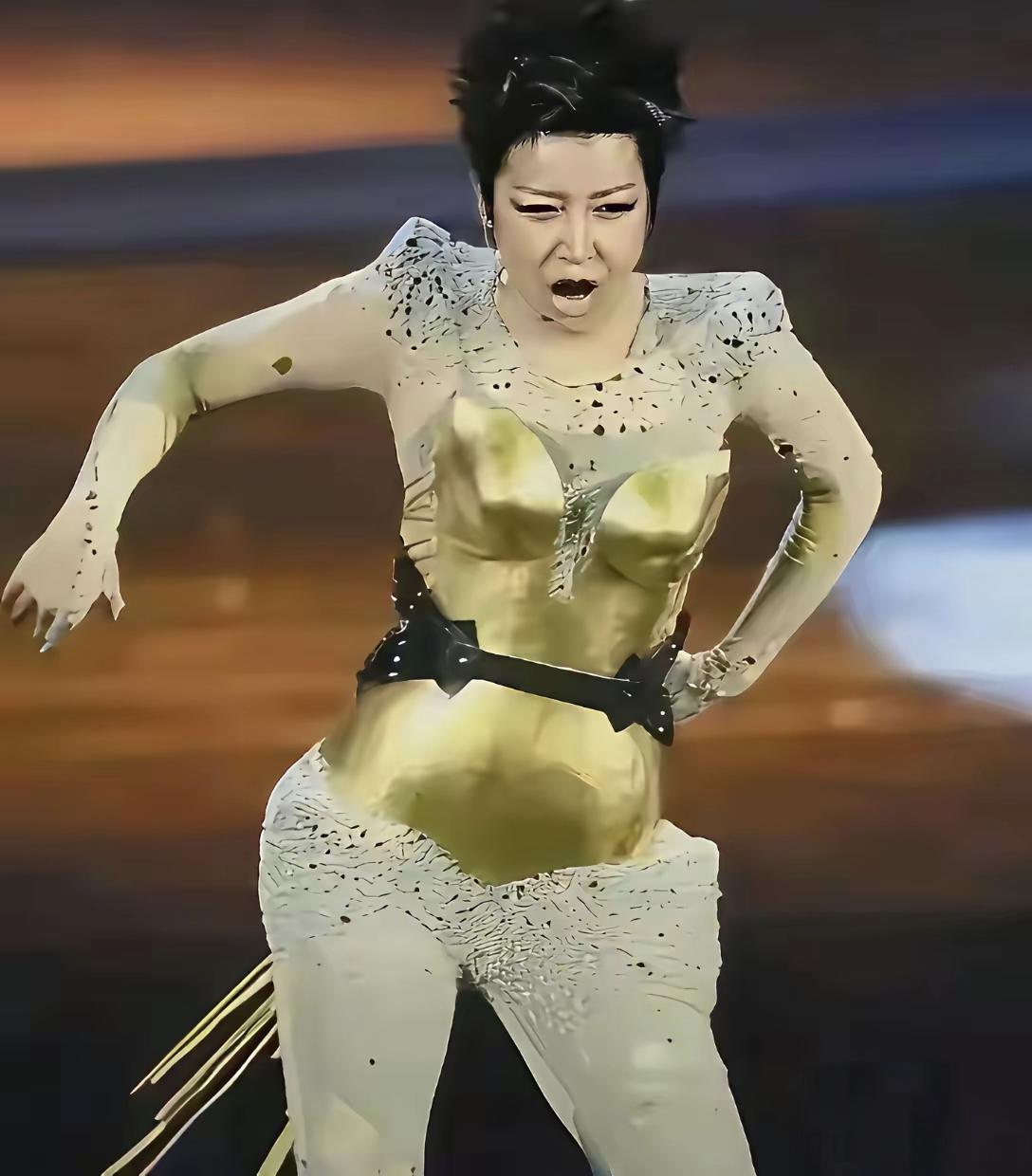 这是唱《祝你平安》的孙悦？

其实，从她改编《蝴蝶》填中文词唱“大家一起来”时，