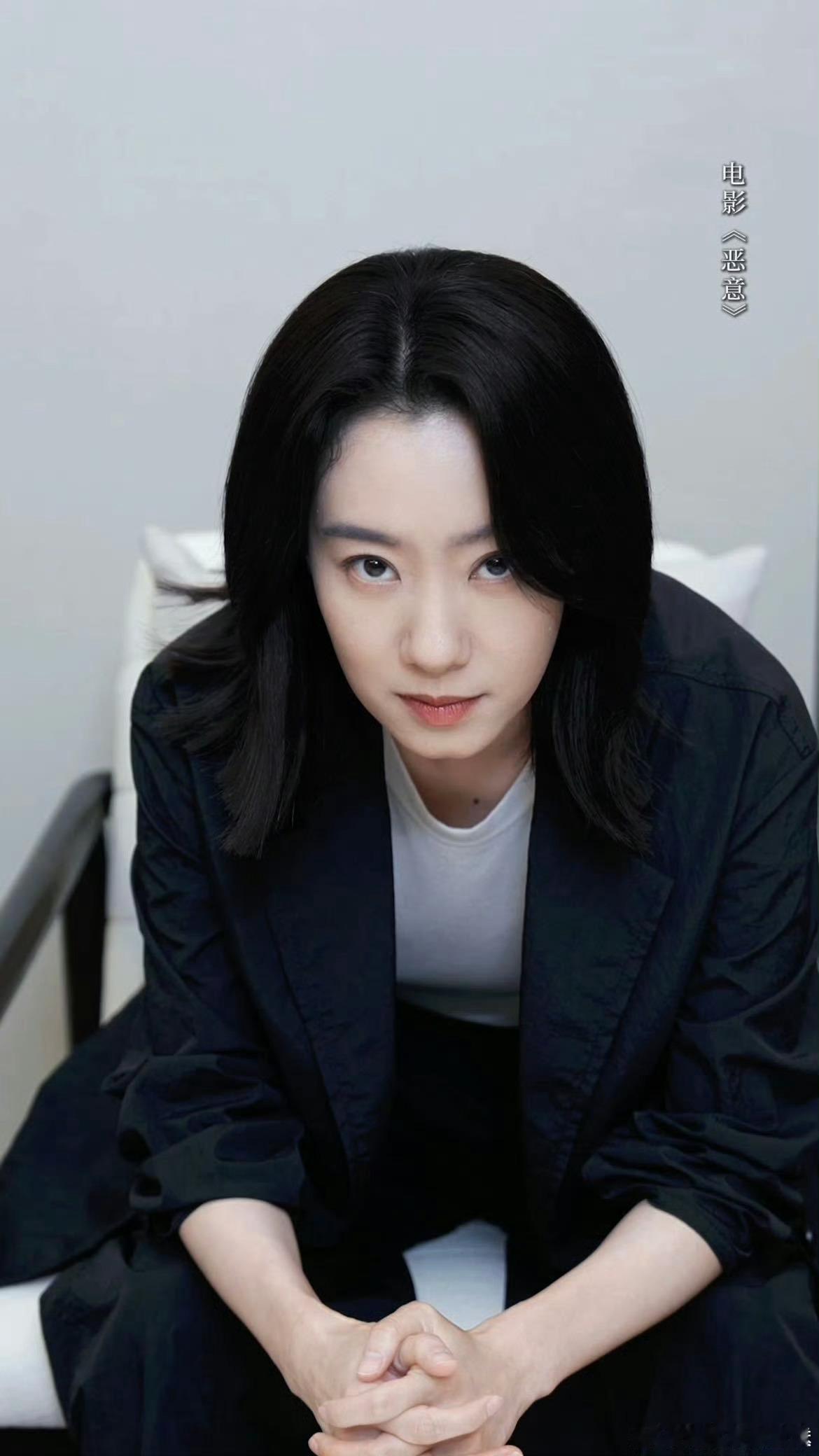 张小斐抽烟镜头女王级别 张小斐在《恶意》里抽烟的样子也太绝了吧！优雅又霸气，举手