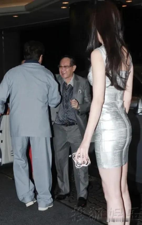 成龙背后美女背影杀