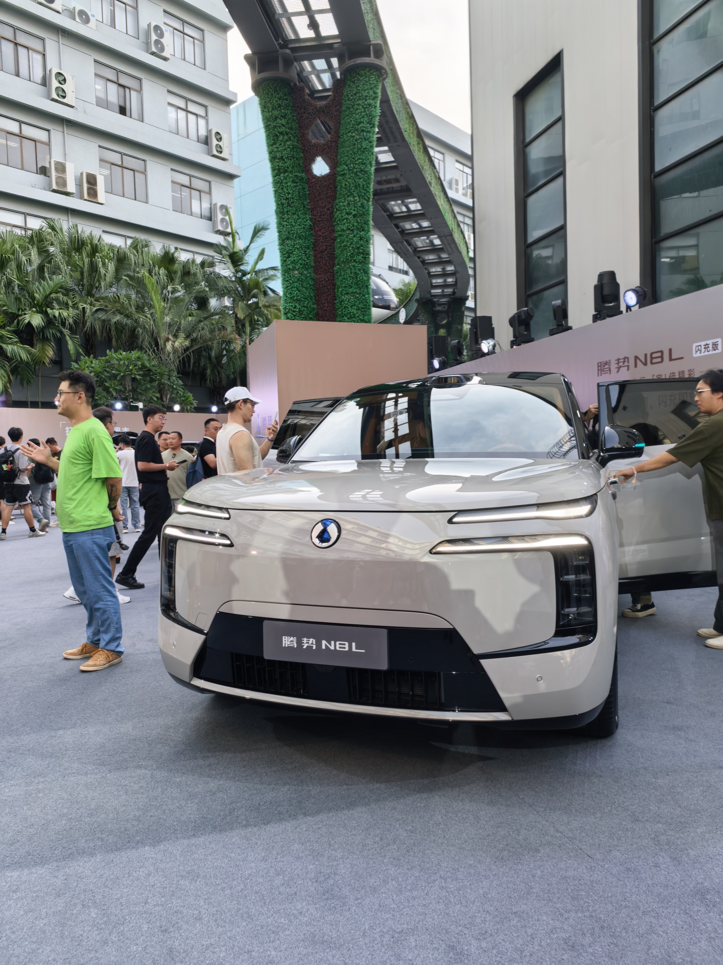 来腾势 N8L 闪充版发布会啦 好多人啊.jpg 