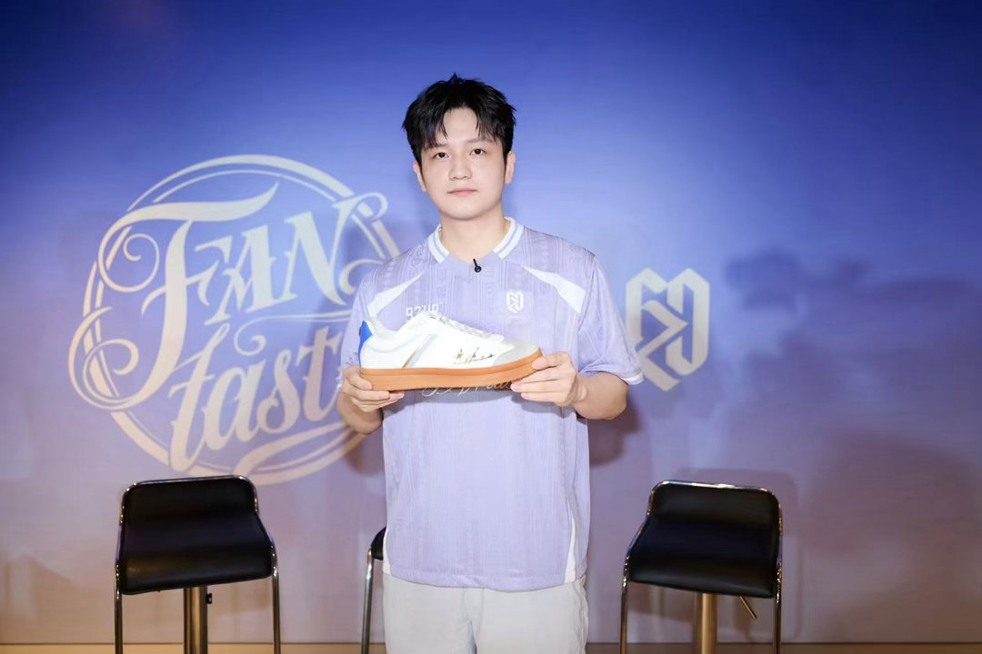 近日，安踏于西岸梦中心 Anta SneakerVerse 门店举办樊振东 FZ