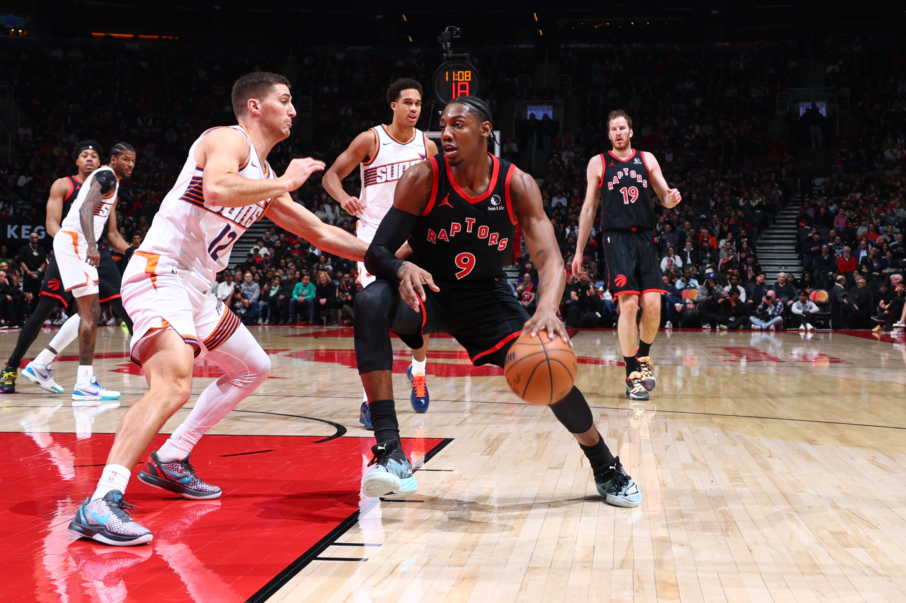 第一节还剩2分17秒！目前比分：太阳 21-24 猛龙菲尼克斯太阳 ｜旭日东升 