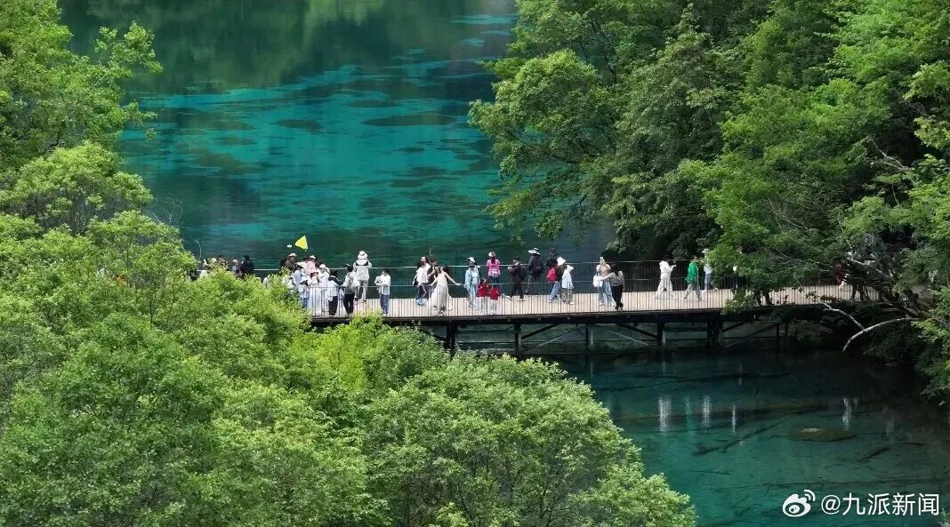 #九寨沟湖水靠颜料染色系谣言#【#官方辟谣九寨沟湖水靠颜料染色#：纯属虚假谣言，