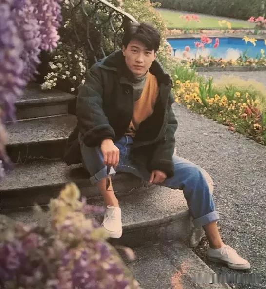 谁没年轻过呀，讲真，90年代的黎明，那可真是颜值的巅峰啊，哪怕披个麻袋都帅得不行