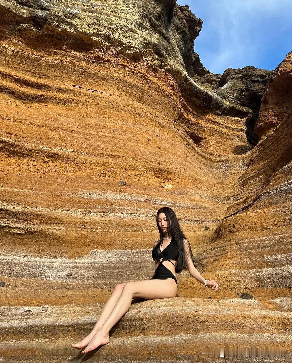 西班牙的Playa Montaña Amarilla海滩，这里的地形地貌很有特点