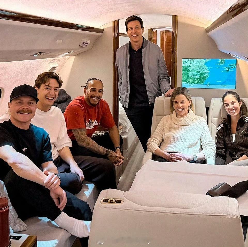 我愿称之为飞机里的神仙组合要是kimi在就圆满了你们说呢？f1