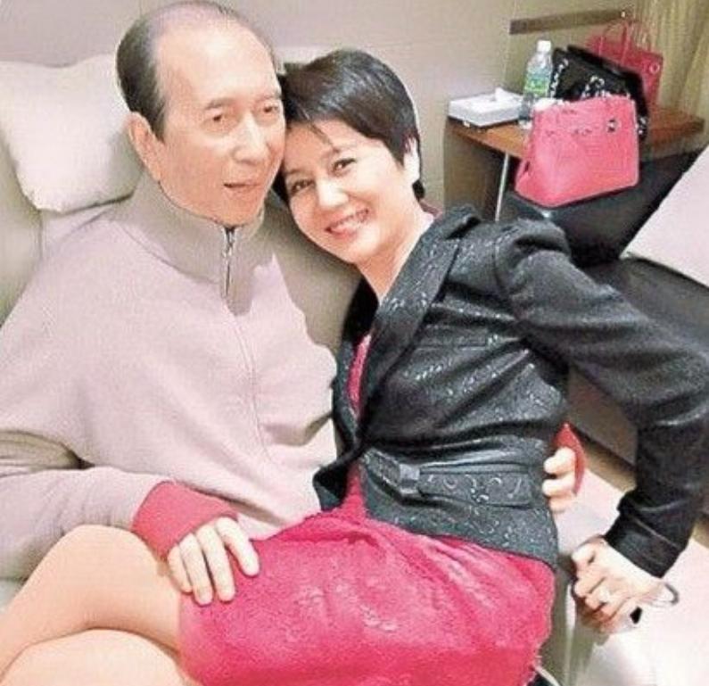 1986年，65岁的何鸿燊对26岁的梁安琪说“只要你愿意做我的四太太，我每个月给