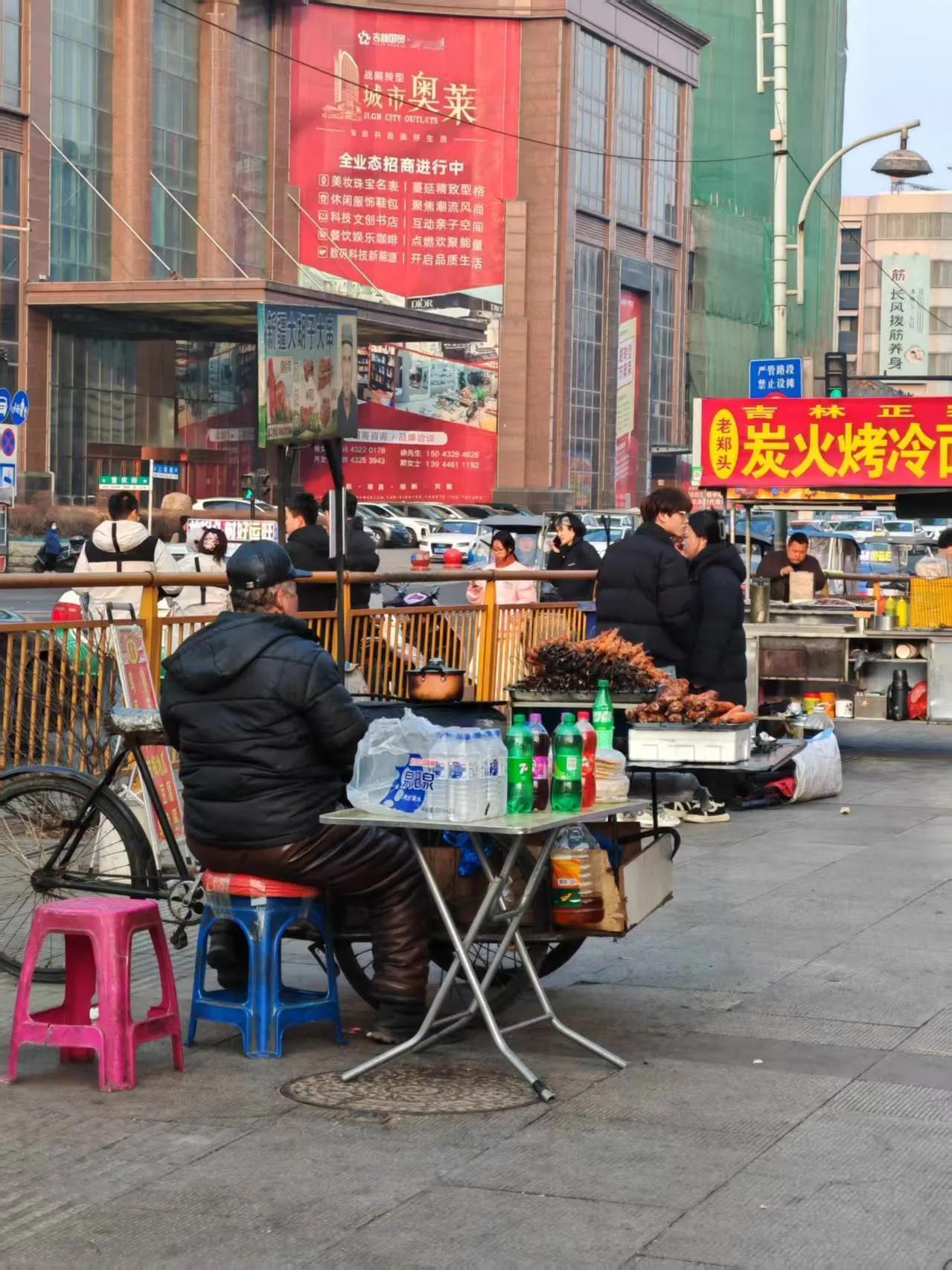 活出个样来给自己看，苦辣酸甜全咽下，啥也难不倒咱，这个大爷太拼了，我想象不到他有