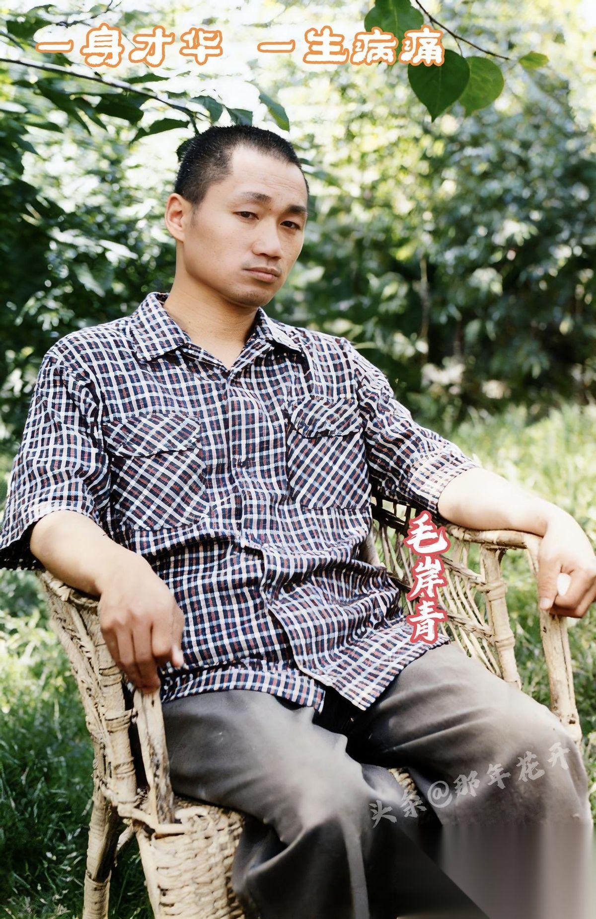 这是毛岸青年轻时的一张照片，他身穿花格子衬衫，脸上还带着一些青涩，表情有些忧郁。