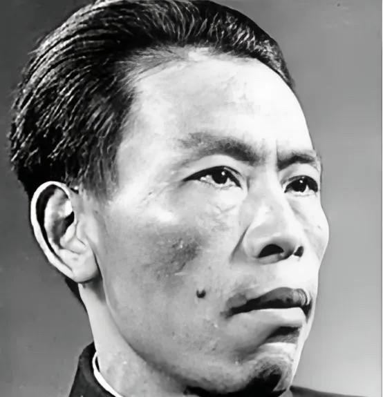 1942年，吴运铎被炮弹炸伤，不得不回到后方接受治疗。因人手不够，一个护士被派来