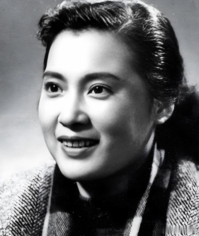 1938年，16岁的秦怡辗转到重庆进入电影制片厂，单纯懵懂。同厂26岁当红演员陈
