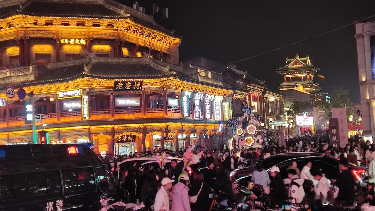  每当夜幕降临华灯初上的时候，千年古城太原市的柳巷，就会异常的热闹，迎来一波又一