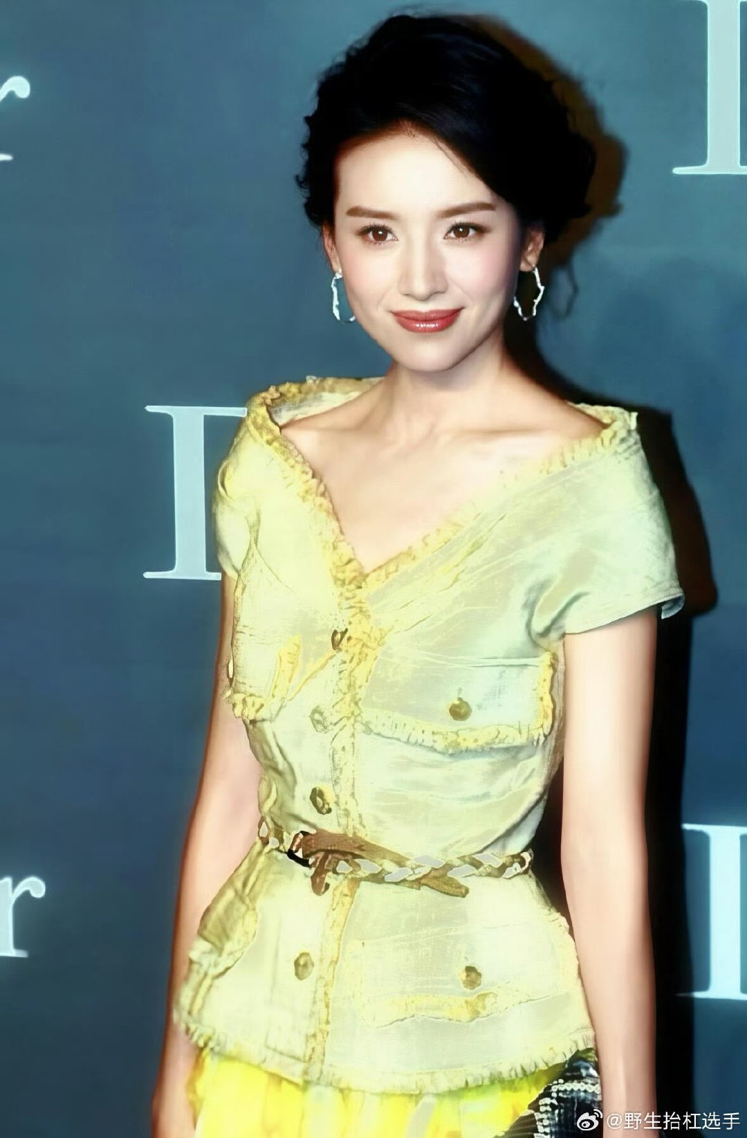 年轻时候的董洁 真的美到失语！年轻时的董洁像从画里走出来的，气质干净又空灵，太戳