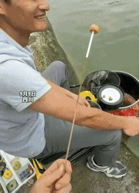 万万没想到，9月9日，四川，一男子在鱼塘边钓鱼，期间一女子便告诉男子，这棒棒糖能
