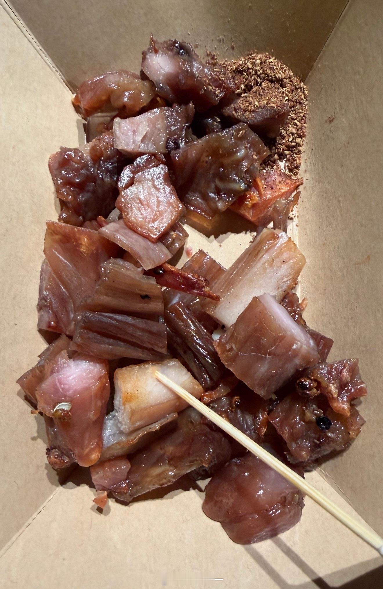 朋友请我吃烤肉，问他这是啥肉？光笑也不说，有认识的吗？我有点不敢下口