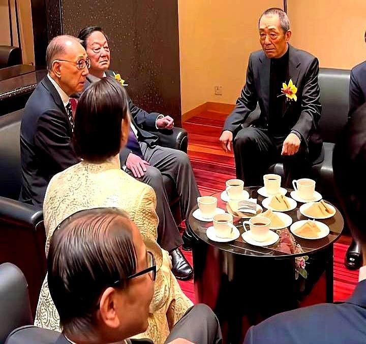 杨澜走过去，张艺谋站了起来，手却悬在了半空。
 
她笑着，微微欠身，目光却直接掠