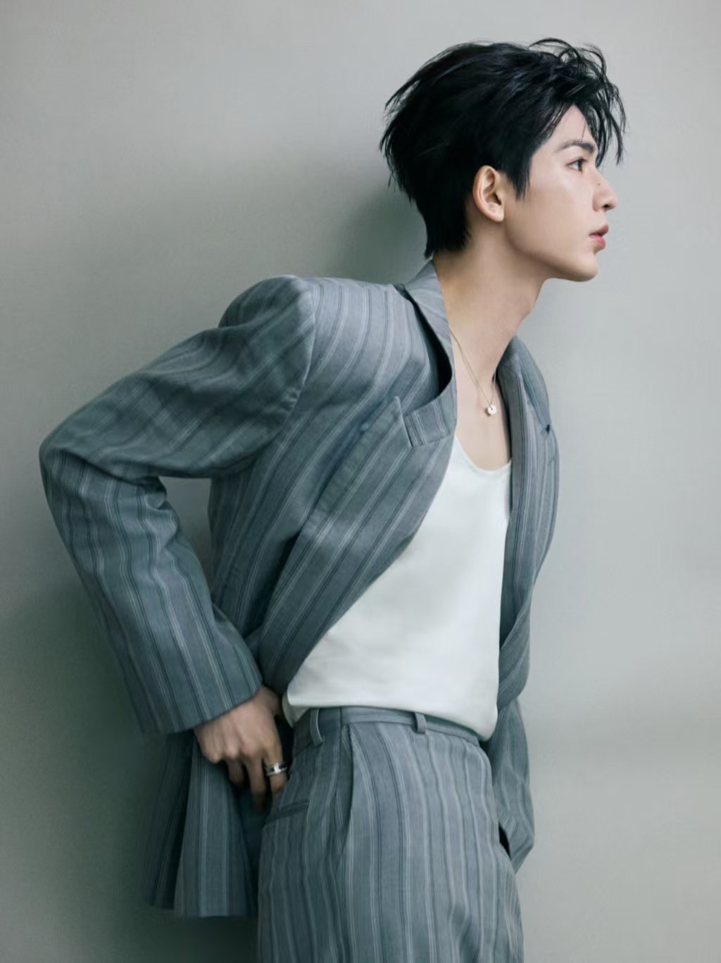 张凌赫灰调西装大片 张凌赫吐司鞋低饱和灰调西装自带清冷滤镜，松弛又贵气的气质，和