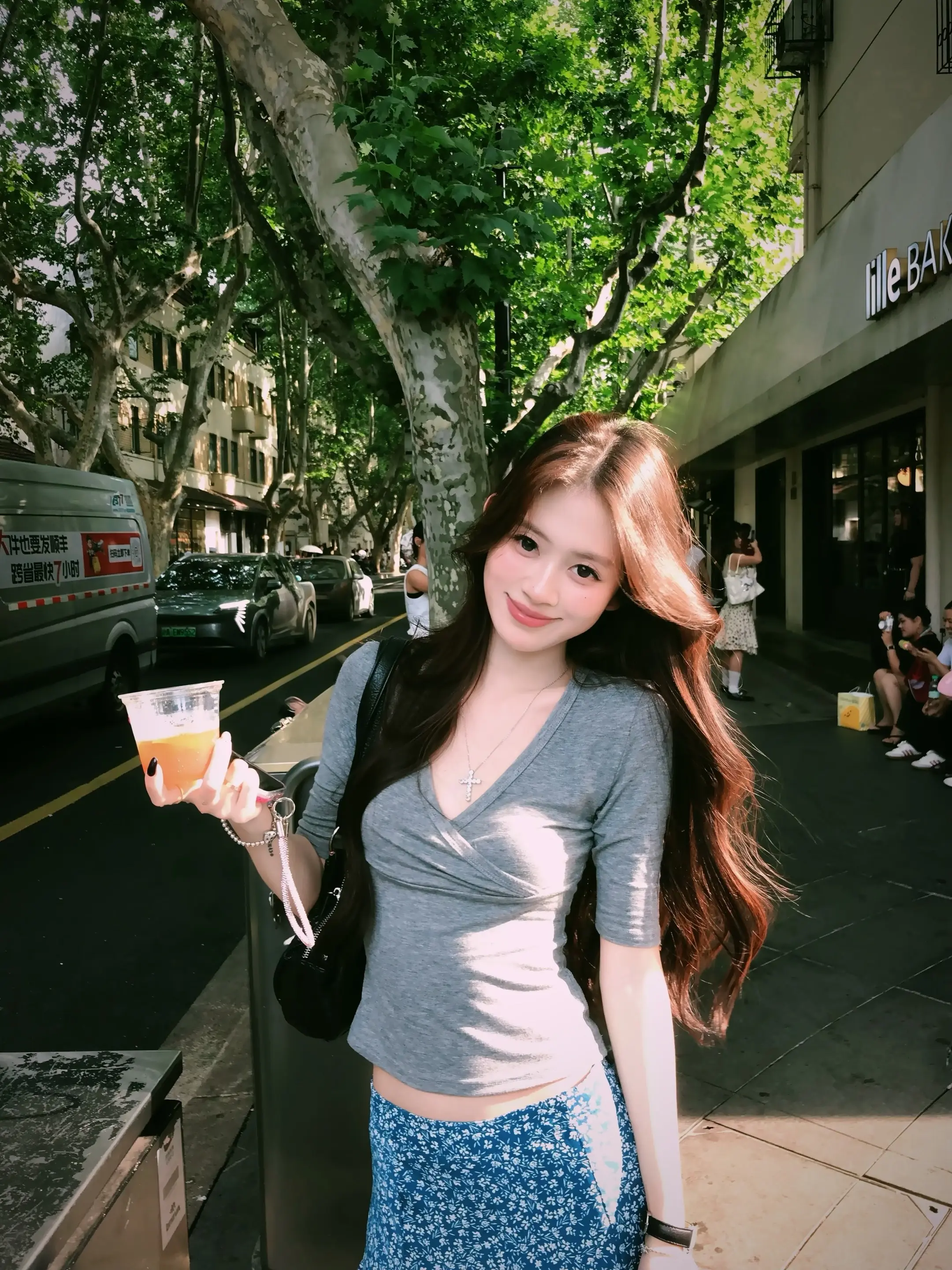 哭包小姐 展信佳 我依然坚信人生而独行。