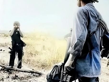 1972年，战场上躺着一个越南女兵的尸体，旁边的美国士兵先是扯下她的裤子，再翻起