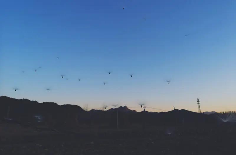 国产无人机蜂群作战系统震撼亮相 3月25日，央视军事公开国产阿特拉斯无人机蜂群作