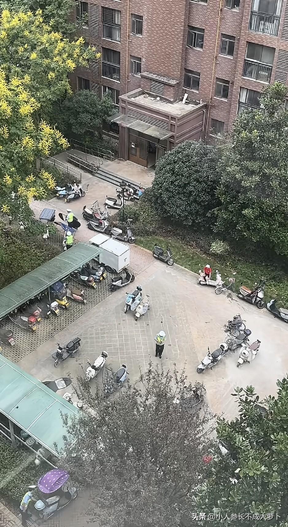 交警为了拆雨棚，居然都进小区工作了，也是不容易啊！[赞][捂脸]
这个东西屡禁不