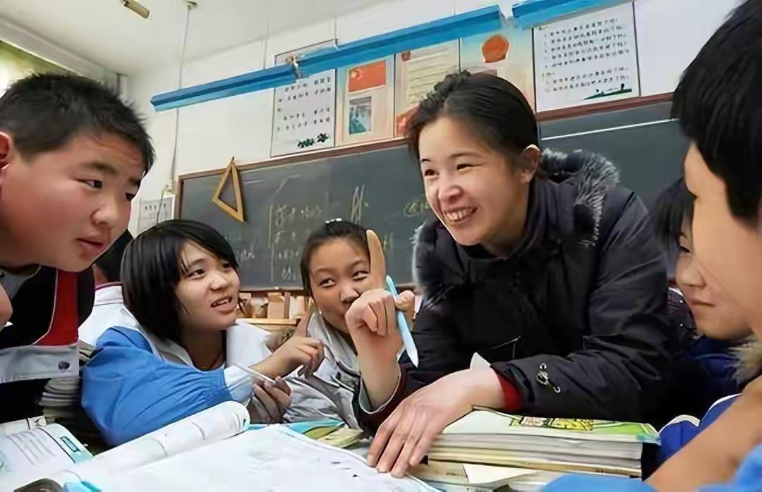 最近两年教师行业正在悄悄迎来大变局，考编越来越卷，在岗老师也要适应新规则。公办在