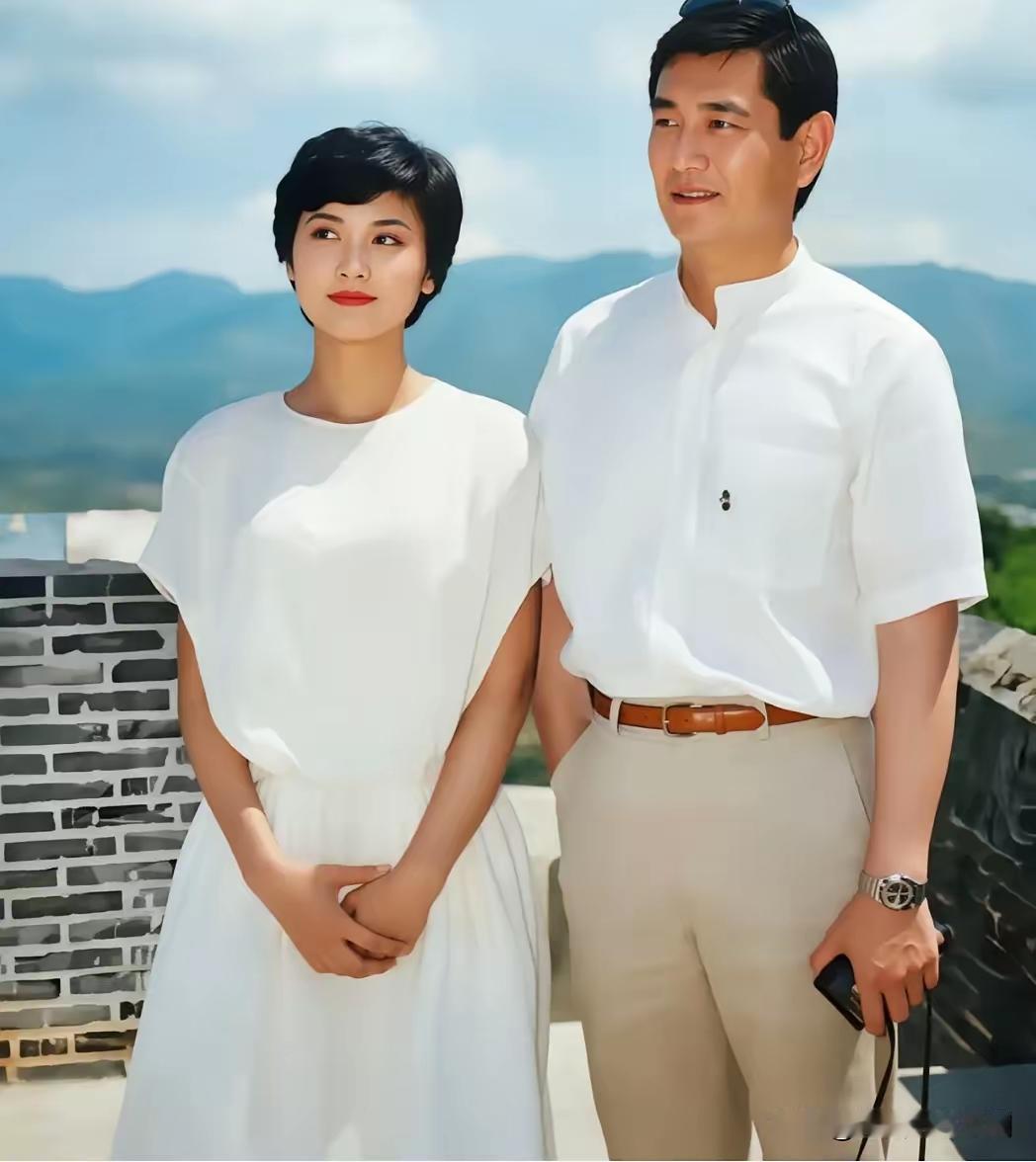 王铎：朱琳接待日本影星高仓健的时候，这张照片确实不错。