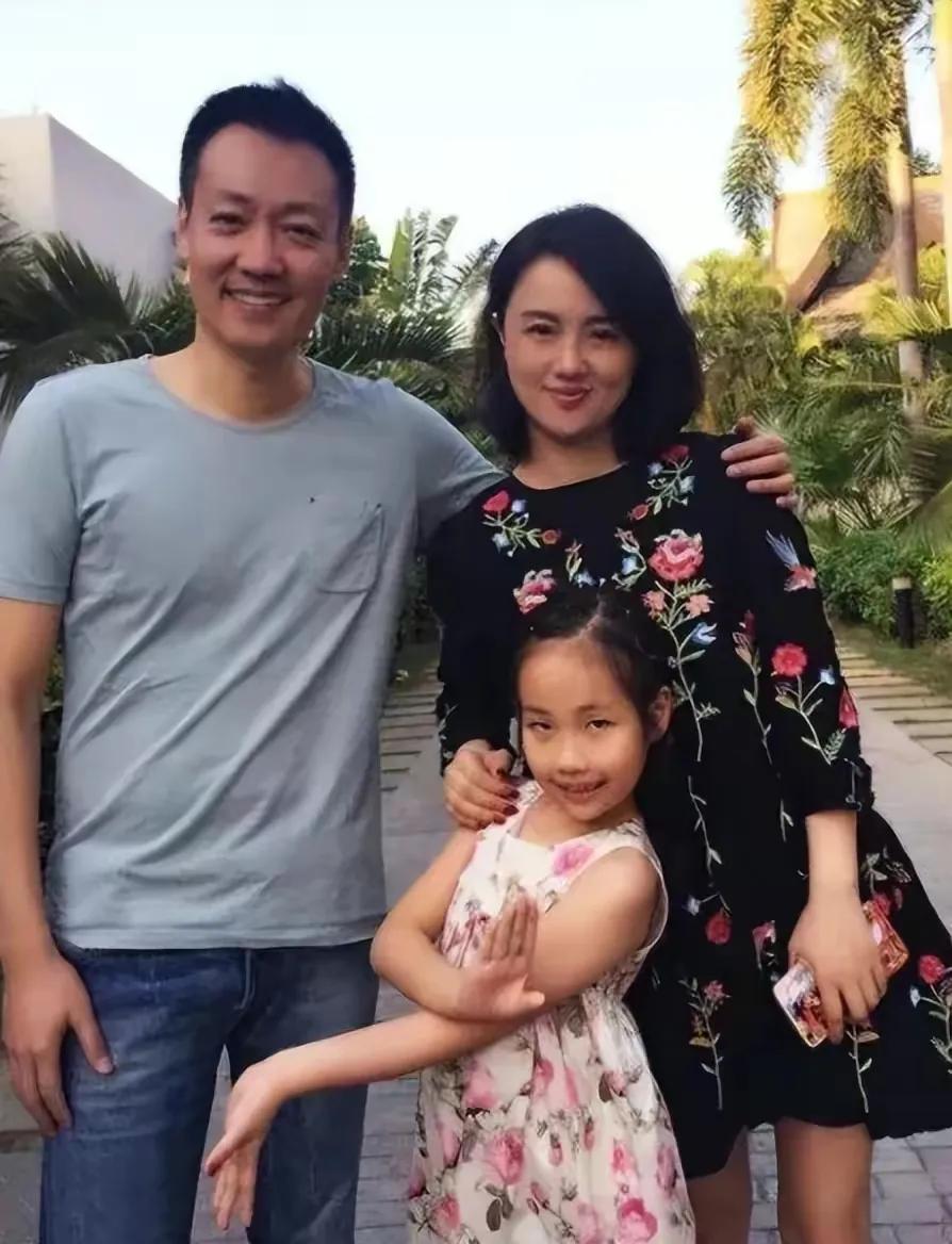 夫妻俩都比姑娘好看，弱弱的问一句:是亲生的吗？