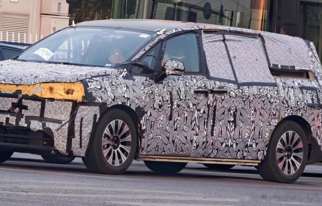 据说是享界的MPV，看来还是有家族化的设计在里面的鸿蒙智行