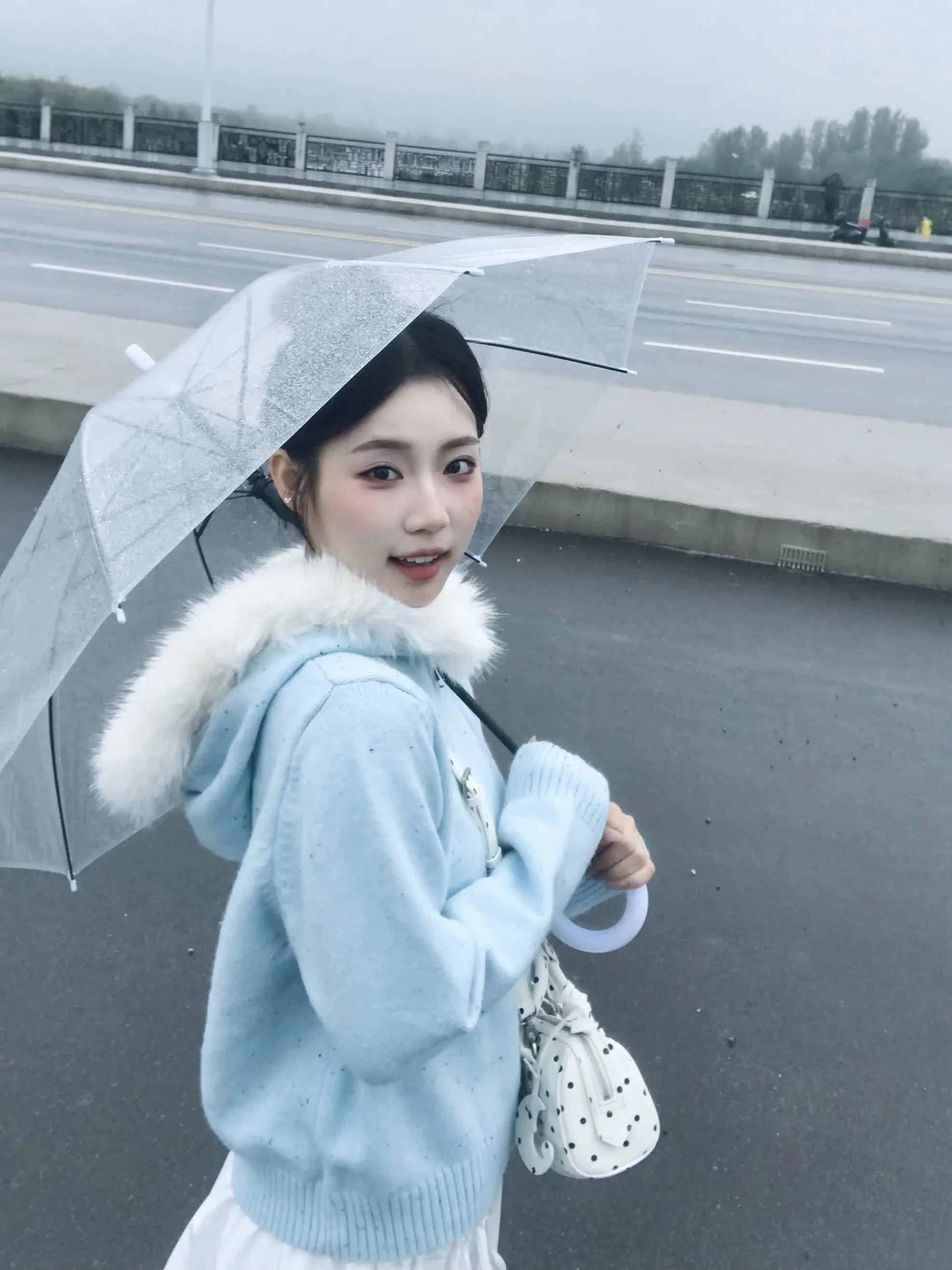 生命常常有雨  我反复被打湿  然后放晴。