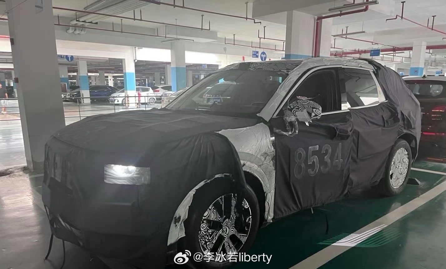极氪8x也要逐渐卸去伪装了虽然包的还是挺严实但基本上全部能看到些许轮廓了尤其是A