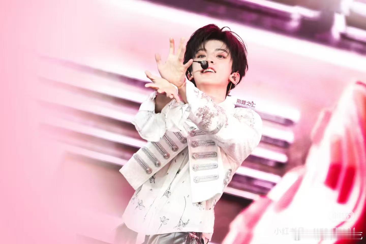 左航提醒大家带外套   左航真的是宠粉，长得还这么好看！！ 