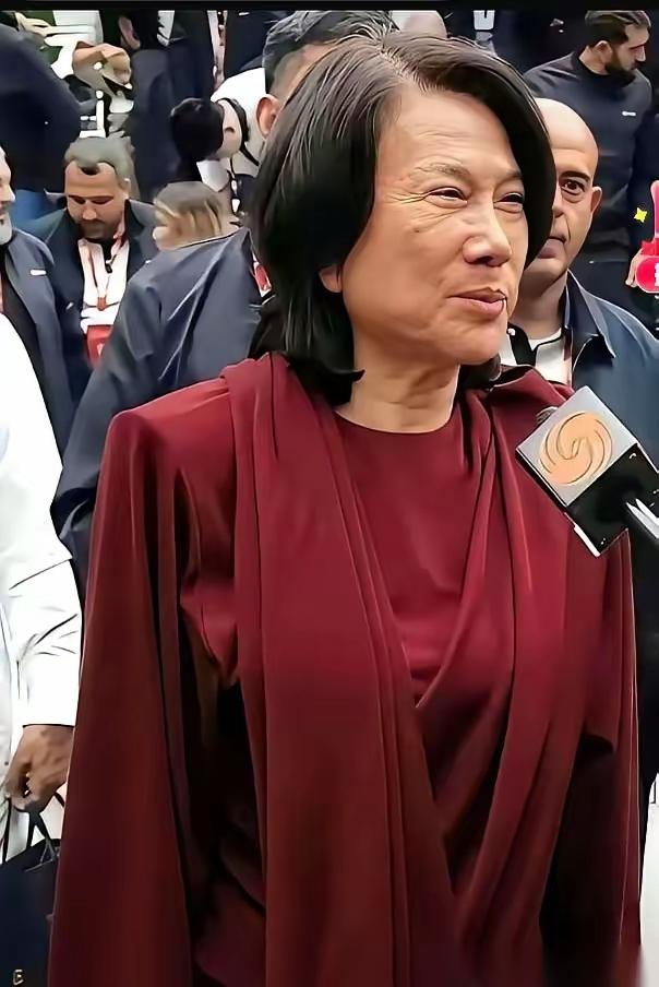 董明珠那张“关了美颜”的照片，划过去又忍不住划回来，盯着看了半分钟。
 
不是看