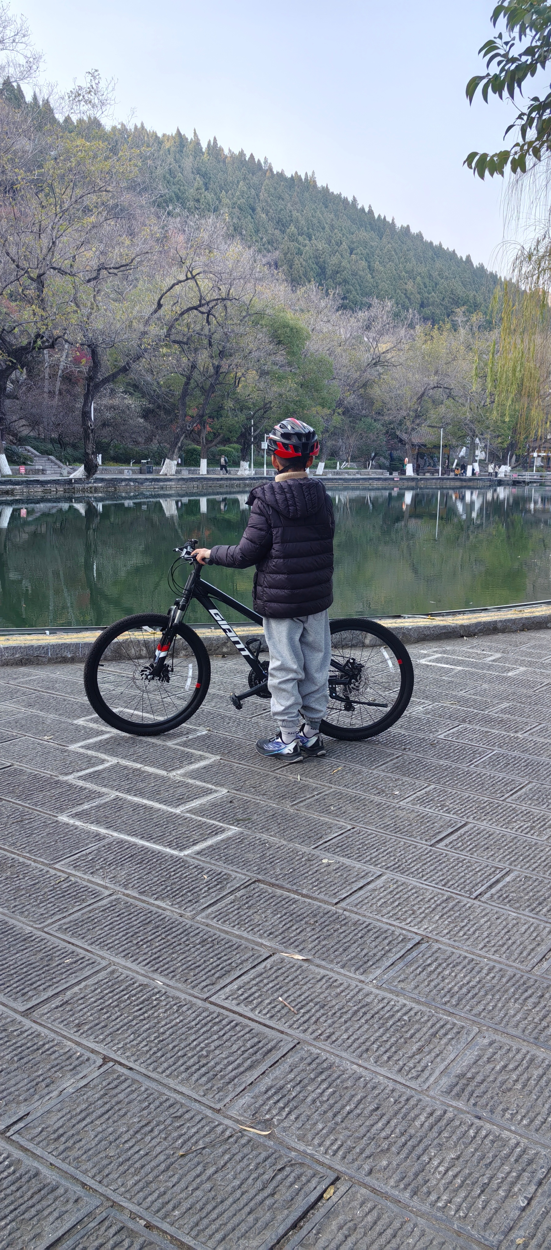 今天天气好，跟着车屁股后面跑了一下午，比我上一天班还累！