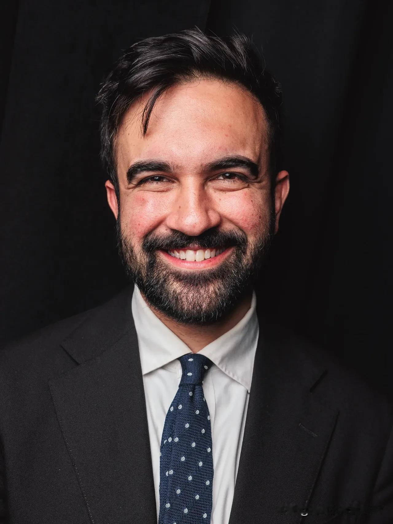 90后政治新星，印度裔穆斯林马姆达尼11月4日当选纽约市市长，他成为纽约历史上第