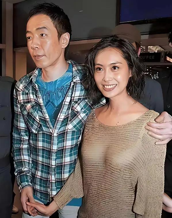 女明星并非一定要嫁入豪门才幸福
真正的幸福源于被爱着
这样才会笑得那般甜
你瞧那