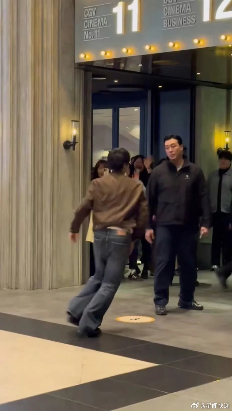 同一位保镖面对IU和曹承衍时的表情差异 