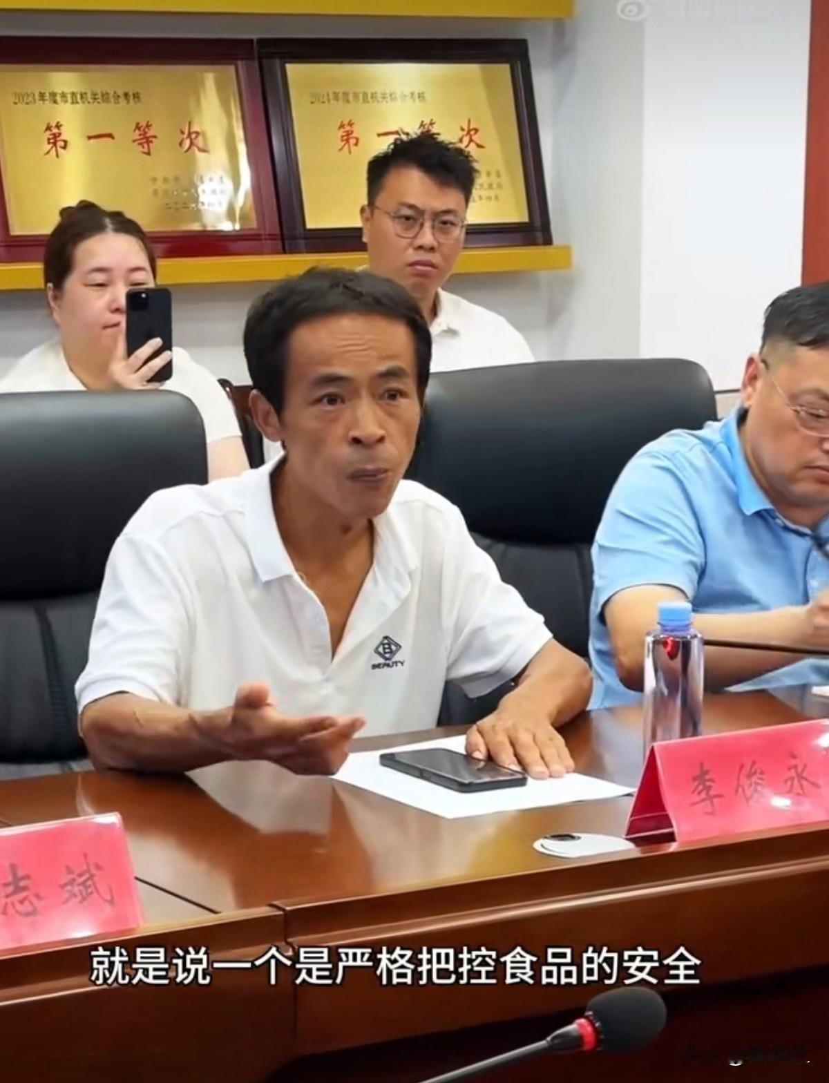 鸡排哥
在景德镇，一家看似普通的鸡排店前，总能见到这样的画面——学生们放学后结伴