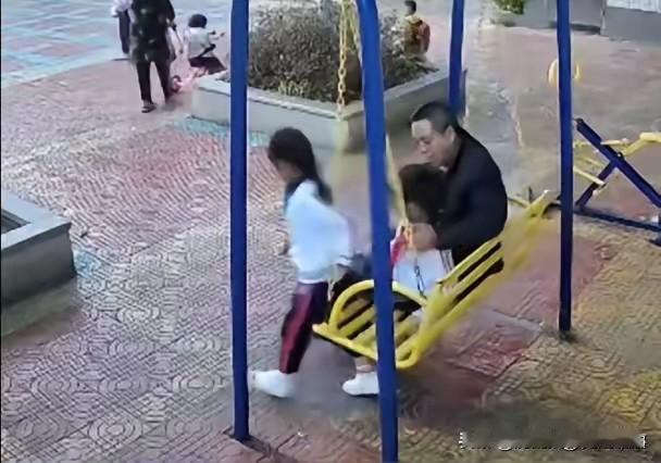 这起发生在广东潮州公园的事件，确实令人愤慨和担忧。根据你提供的信息，这是一起性质