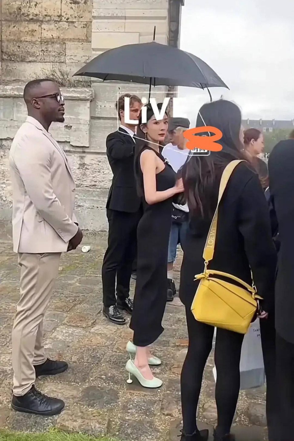 杨幂是真的厉害呀，鞋子大成这样，居然能在活动现场如履平地，也是难为她了。 