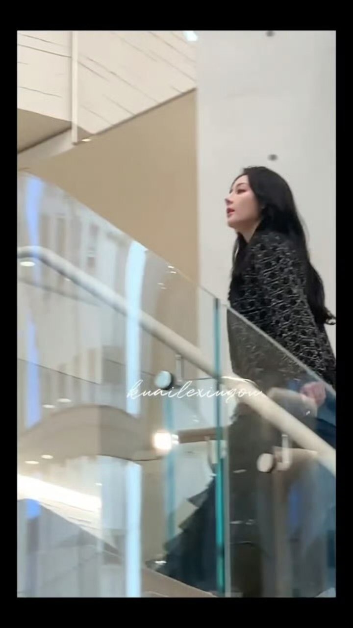 网友在巴黎逛街，偶遇了迪丽热巴和邓为 ​​​
