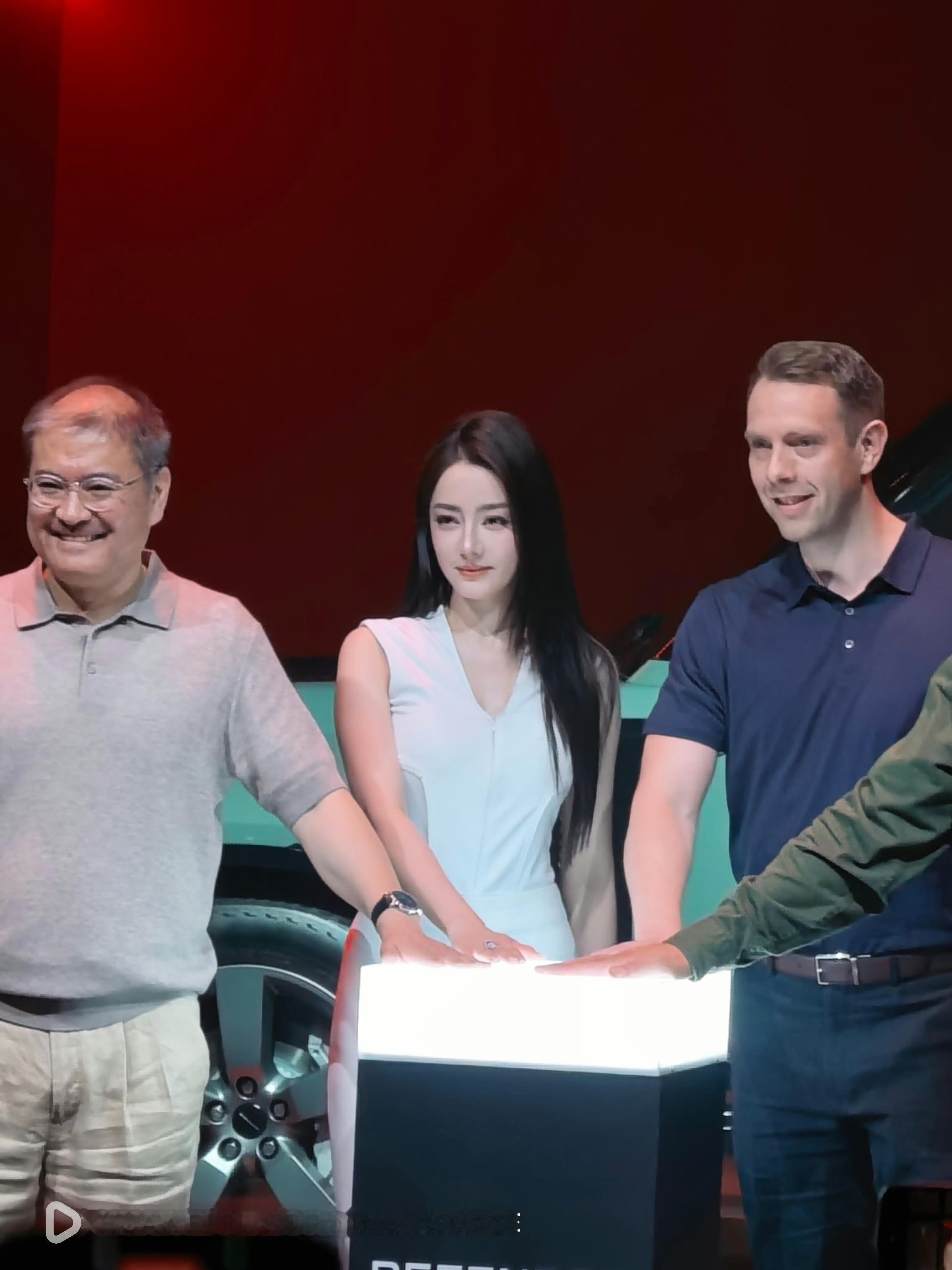 车友拍的迪丽热巴太美了如此有魅力的女人 