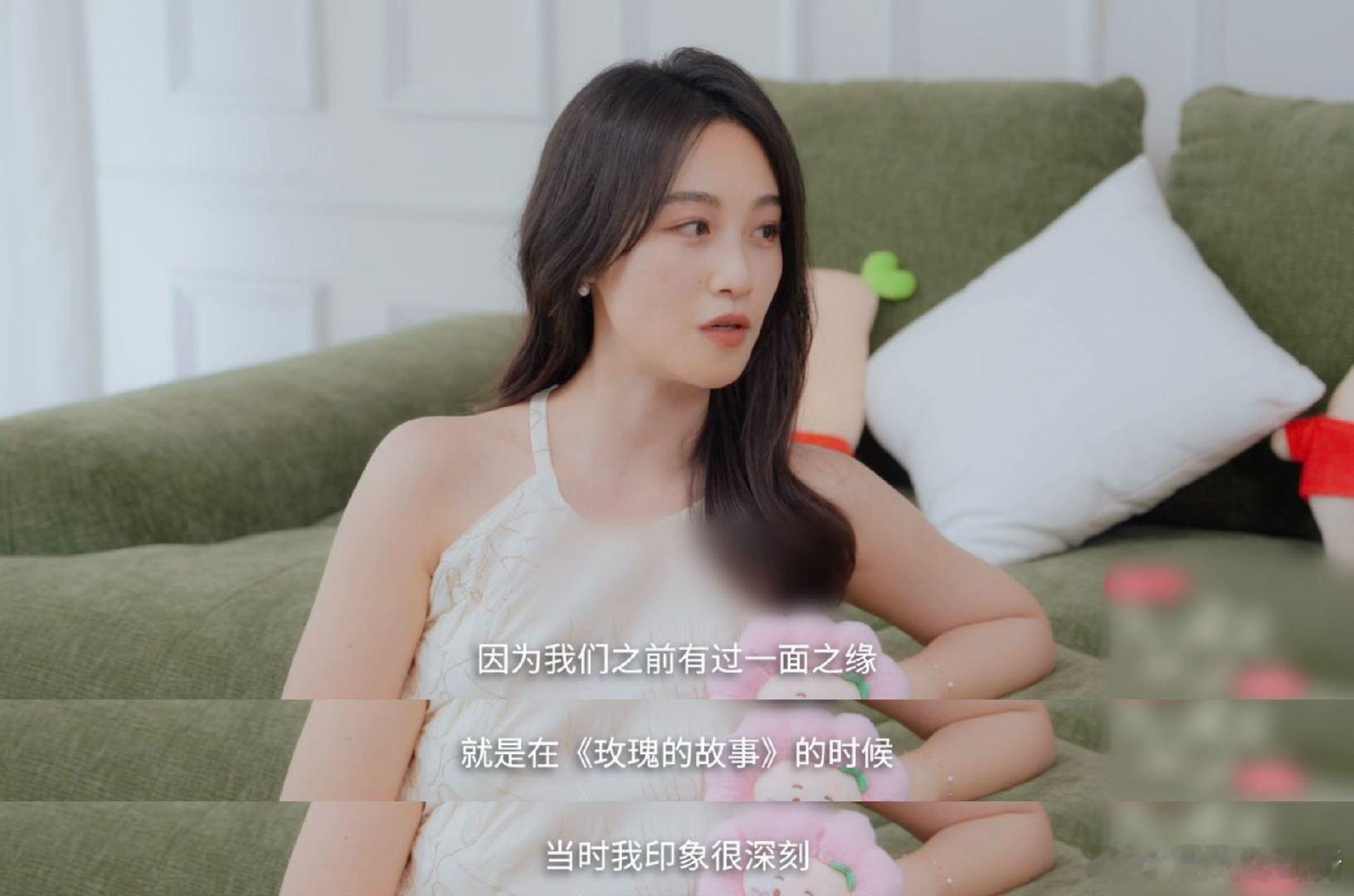 蓝盈莹拉着张月和刘亦菲拍照 太喜欢蓝盈莹的直爽性格，看出张月不好意思主动，直接牵