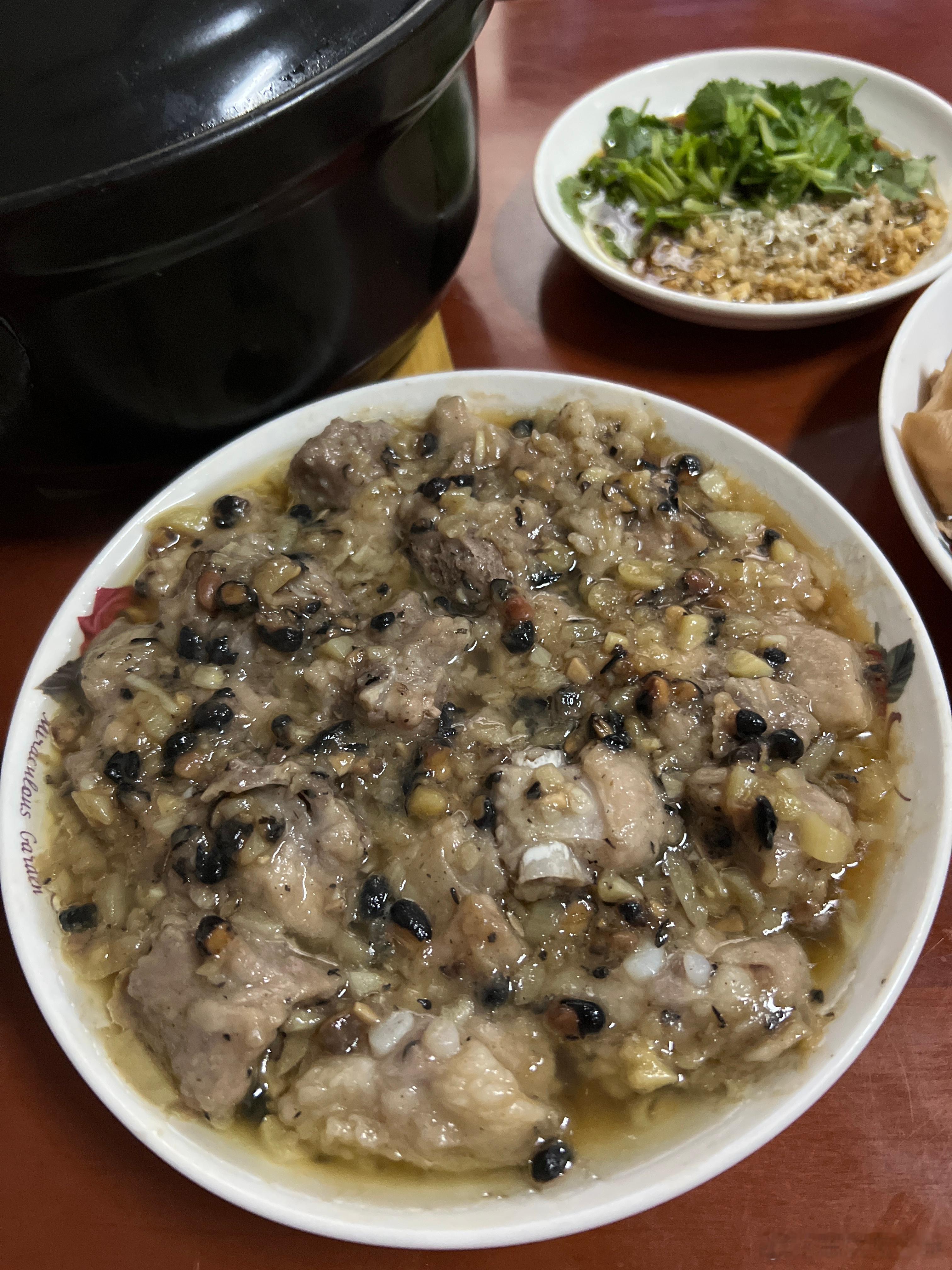 晚餐  豉汁蒸排骨，白切隔山肉，蘸料是：沙姜 香菜 麻油 生抽，莲藕 豌豆 红椒