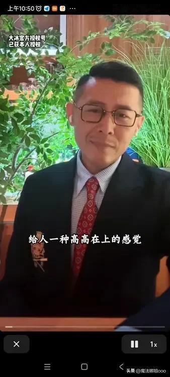 大冰翻红一点也不稀奇，前几天他跟黑.粉的连线，堪称怼人教科书。
那人气得想撞墙，