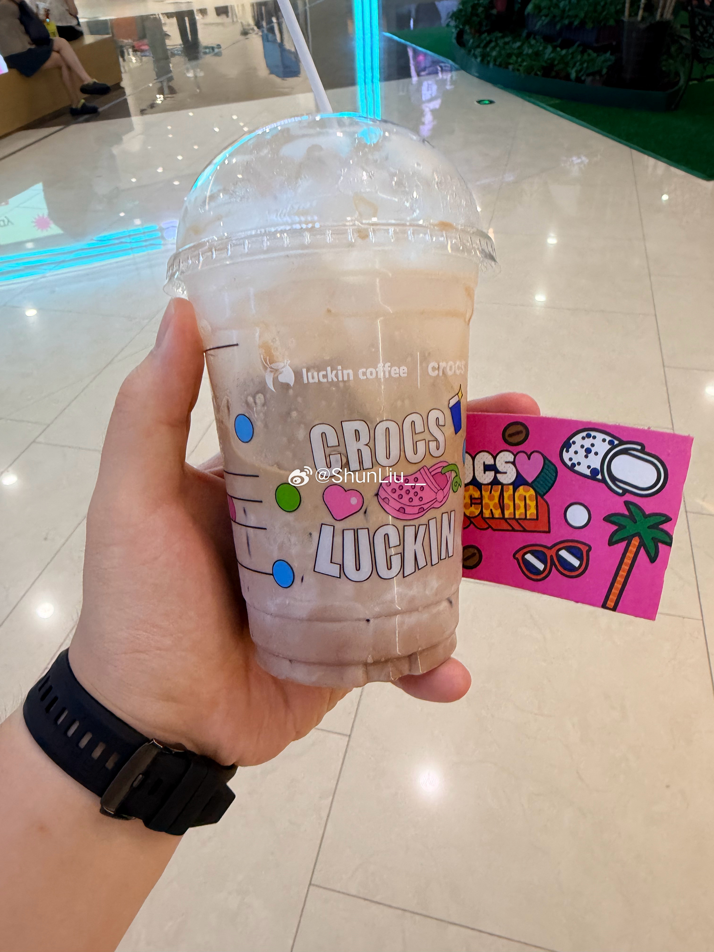 今天练腿给自己搞一杯黑巧即便自己也是养宠人士但是依旧反感把狗带进健身房的行为 