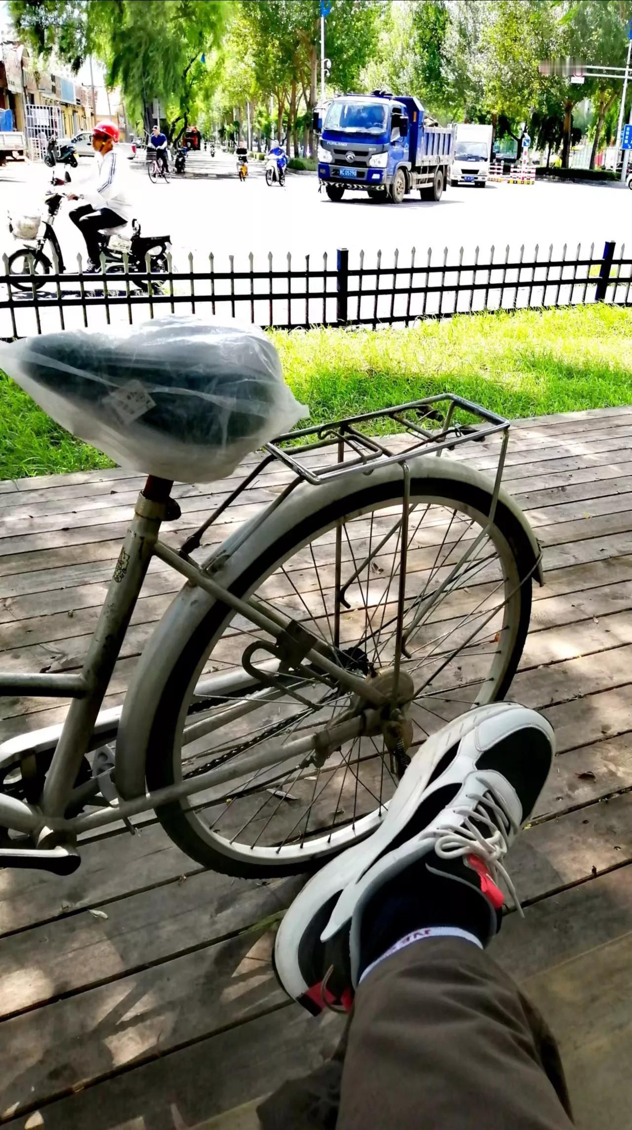 东北的夏天，有的时候也挺热，和南方不分上下，坐在大树下的木板凳子上来凉快一会，实