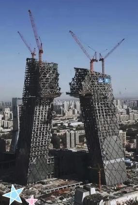 央视大楼，被俗称“大裤衩”，多年以后，央视大楼的洋人设计师“库哈斯”在国外媒体的