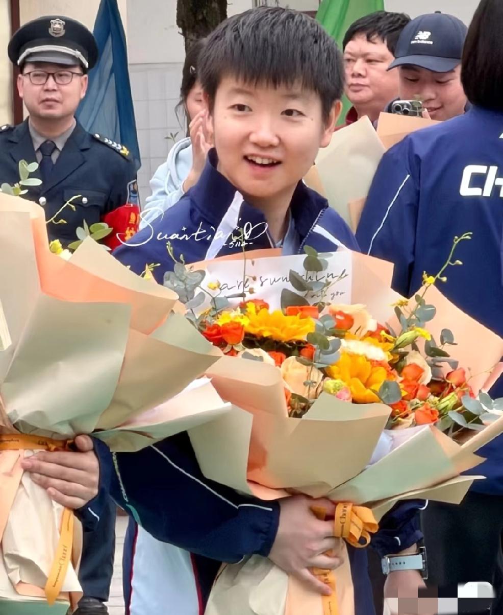 昨天有网友传言说孙颖莎回了北京参加活动了，
哈哈人家刚到重庆怎么会这么快回京呢