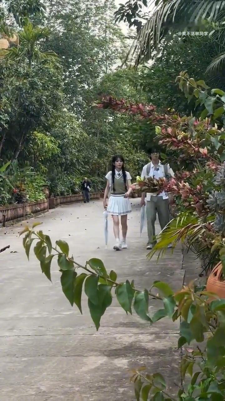 王安宇田曦薇黄明昊校服路透王安宇田曦薇黄明昊三人校服路透氛围感绝了，清爽校园感爆